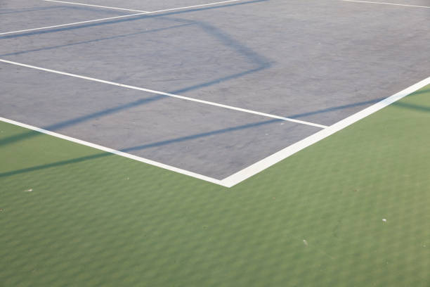 l'entretien d'un court de tennis en béton poreux à Nice requiert une approche minutieuse et informée.